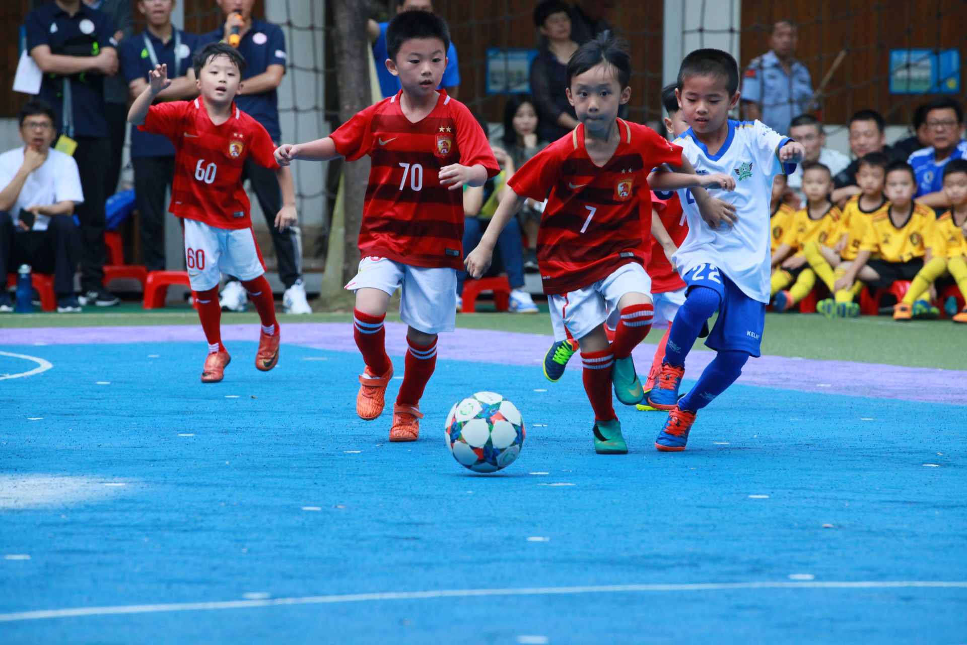 群雄争霸，意甲连续第二年至少4支排名前列的球队相差2分以内（意甲群雄并起，连续两季至少四强分差不超2分）