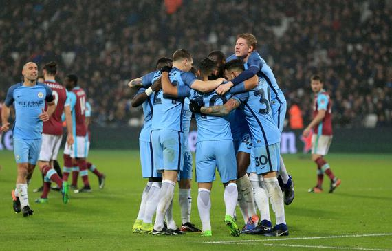 卡拉布里亚欧联攻入制胜球！挑球扣过对手+外脚背撩射一气呵成（欧联赛场卡拉布里亚制胜一击：挑球过人后外脚背劲射，一气呵成）