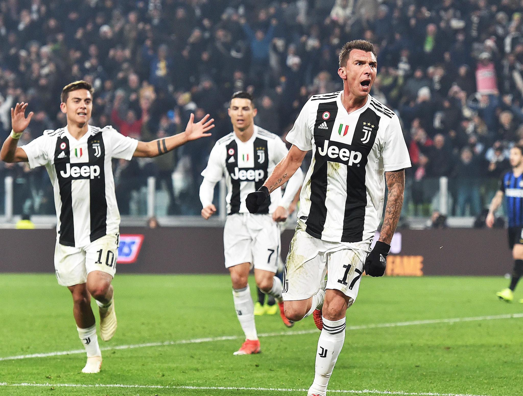 欧冠赛前穆里尼奥与两名昔日弟子重逢，并亲吻了斯内德的光头（欧冠赛前，穆里尼奥与两位旧将重逢，还亲吻了斯内德的光头）