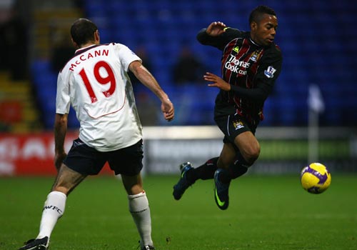 拉菲尼亚的王者归来：巴萨的定海神针与欧冠梦想（拉菲尼亚强势回归：巴萨的中流砥柱与欧冠雄心）