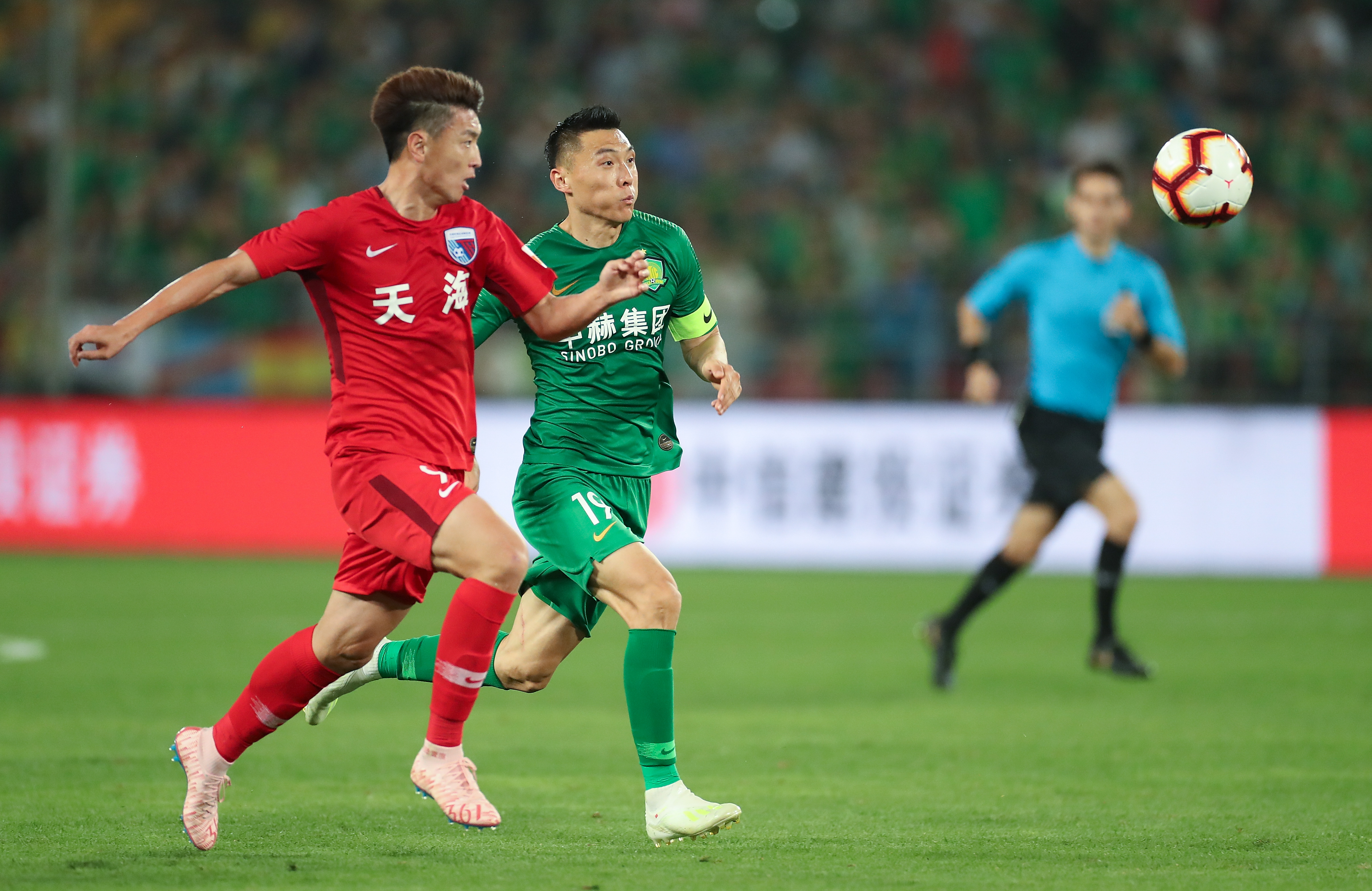 中超赛季刚落幕，武汉三镇却遭遇重磅打击，明年保级形势堪忧（中超刚收官，武汉三镇突遭重创，来年保级压力陡增）