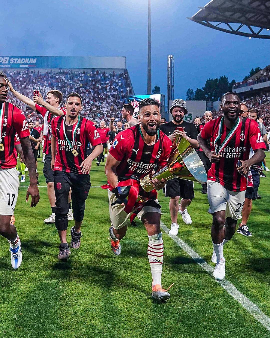 意甲知名评论员：迈尼昂不是耍脾气不续约，他只想看到米兰管理层的诚意！（意甲名嘴：迈尼昂并非赌气拒续约，只盼米兰管理层展现诚意）