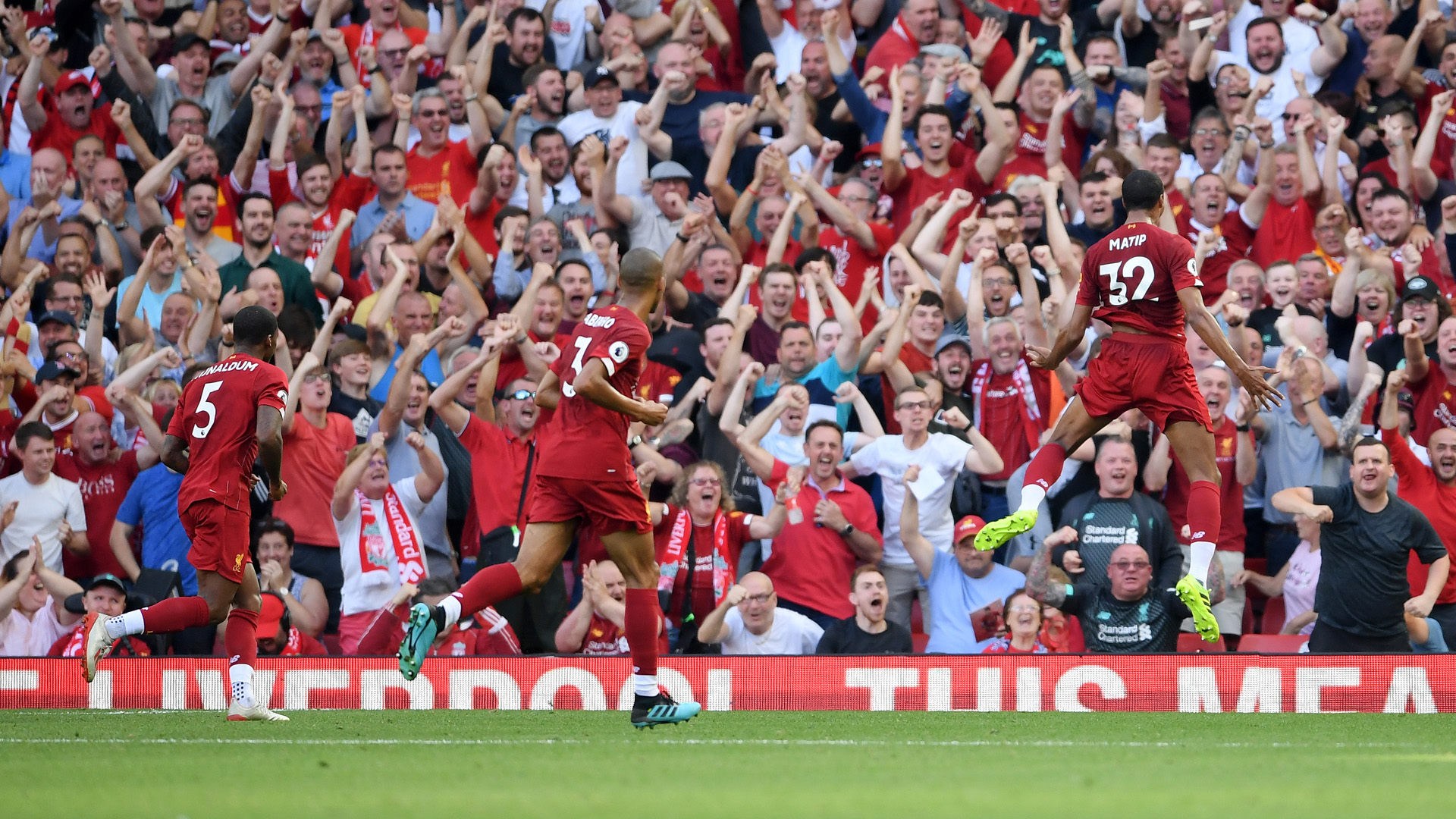 球星赛后向看台深深鞠躬