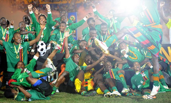 英超：曼联客场2-1击败莱斯特城（英超客场告捷：曼联2-1力克莱斯特城）