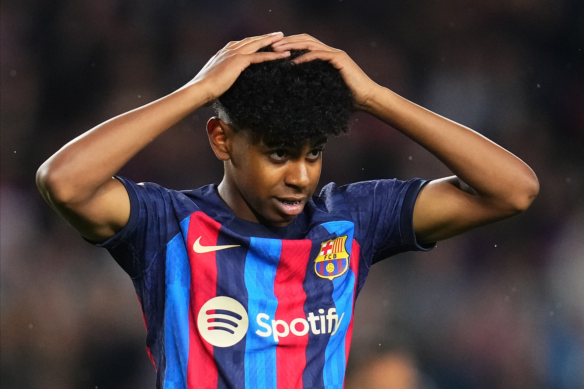 阿森纳晋级瞬间枪手众将冲向凯帕庆祝，而赖斯则先和对手致意（晋级一刻，阿森纳将士围向凯帕庆祝，赖斯先与对手握手致意）